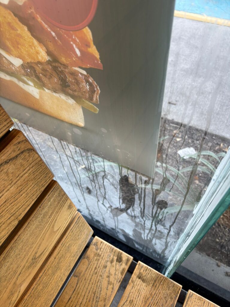 suciendad de cristal en restaurante